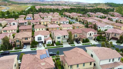 Vista-Aérea-De-Casas-Y-Calles-En-Un-Exclusivo-Barrio-Residencial-O-Irvine-City,-Condado-De-Orange,-California,-Ee.uu.