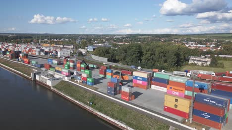 Spreader-Bringt-Einen-Container-Zu-Seinem-Bestimmungsort-Im-Binnenhafen-Mělník