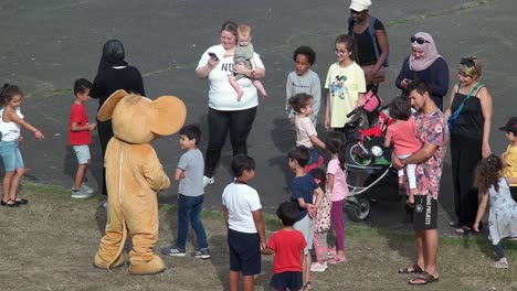 Niños-Inmigrantes-Y-Niños-Suecos-Jugando-En-El-Parque-Con-Un-Panda-En-Malmo,-Suecia