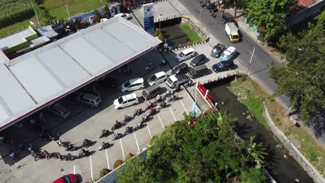 Yogyakarta,-Indonesia---Sep-3,-2022-:-Aerial-drone-View-of-vehicles-Queue-refueling-at-gas-station-ahead-of-rising-fuel-prices