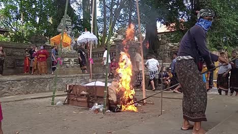 Einäscherungszeremonie-Brennende-Leiche-Sarg-In-Flammen-Balinesischer-Tempel-Bali-Indonesien-Traditionelle-Beerdigung-Leiche