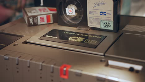 Ein-Betamax-Recorder-Und-Eine-Flashdance-Betamax-Kassette,-Ausgestellt-In-Einem-Technikmuseum