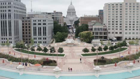 Monona-Terrace-in-Madison,-Wisconsin-with-drone-video-moving-up-to-skyline