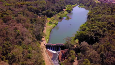 Luftaufnahme-Von-Ribeirão-Do-Cambé-Im-Stadtpark-Arthur-Thomas-In-Londrina,-Parana,-Brasilien