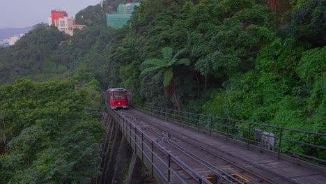 Toma-De-Un-Tranvía-Subiendo-Una-Colina-En-La-Vegetación-Tropical