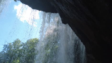 Hinter-Einem-Wasserfall-In-Den-Bergen