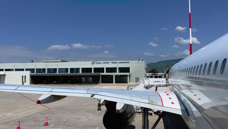 Vista-Desde-La-Puerta-Trasera-Del-Avión-Estacionado-En-El-Aeropuerto-Griego-De-Kavala-Con-Escaleras-Unidas-Al-Fuselaje