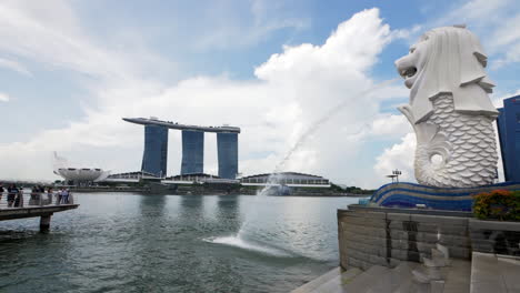 La-Personificación-Nacional-Del-País-Es-El-Icono-Merlion-Criatura-Mítica-Con-Cabeza-De-León-Y-Cuerpo-De-Pez-Escupiendo-Agua-En-Singapur