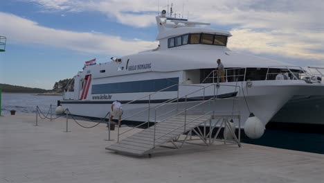 Tripulación-De-Barco-Lanzando-Una-Cuerda-Para-Atar-Un-Gran-Catamarán