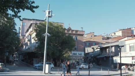 Menschen,-Die-In-Der-Sira-Meydani-Straße-In-Elazig-Herumlaufen