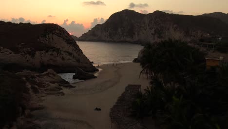 Touristen-Am-Sandstrand-Von-Maruata-Beach-Bei-Sonnenuntergang-In-Michoacan,-Mexiko