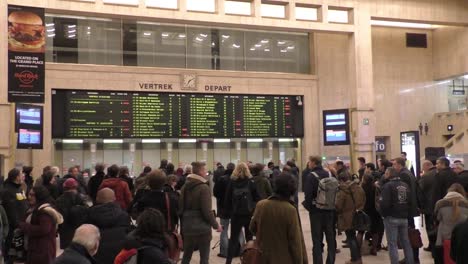 Hunderte-Von-Passagieren-Saßen-Stundenlang-Am-Brüsseler-Hauptbahnhof-Fest,-Nachdem-Terroranschläge-Auf-Den-Flughafen-Und-Die-U-Bahn-Von-Brüssel-Maelbeek-(Belgien)-Verübt-Wurden