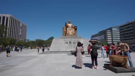 Impresionante-Estatua-De-Bronce-Del-Rey-Sejong-En-La-Plaza-Gwanghwamun,-Seúl