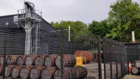Whiskyfässer-Vor-Der-Penderyn-Brennerei-In-Brecon-Beacons,-Wales,-Großbritannien-4k