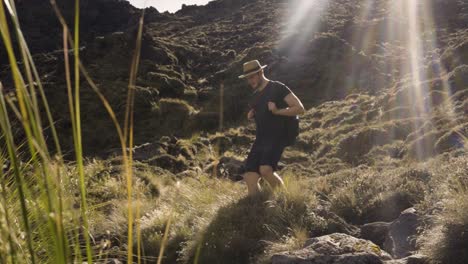 Hombre-Con-Mochila-Caminando-En-Un-Día-Soleado-En-Tongariro-Alpine-Crossing,-Nueva-Zelanda