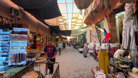 Caminando-Por-Las-Calles-De-Marrakech-Con-Tiendas-Y-Mercados-Que-Venden
