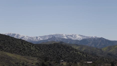Snow-covered-mountain-background-in-Palmdale,-California