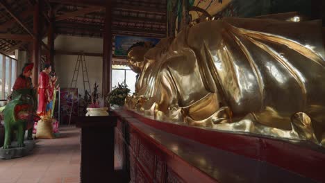 Golden-Buddha-statue-lying-down-in-a-temple-at-the-Golden-Buddha-complex-in-Da-Lat,-Vietnam