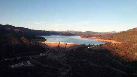 Shasta-Staudamm,-Wasserkraftwerk-In-Der-Nähe-Von-Redding,-Kalifornien