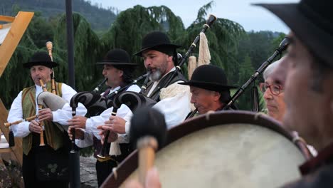 Mann-Spielt-Die-Basstrommel-In-Einer-Traditionellen-Galizischen-Gruppe-Bei-Einem-Beliebten-Fest-Während-Einer-Festlichen-Veranstaltung