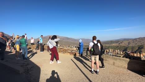 Touristen-Und-Reisende-Stehen-Auf-Dem-Aussichtspunkt-Des-Atlasgebirges-In-Afrika