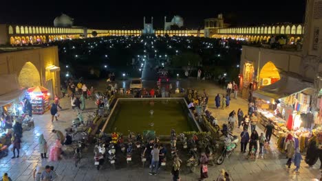 Piscina-Central-En-La-Puerta-Del-Bazar-De-Esfahan-En-La-Plaza-Naqsh-e-Jahan-La-Amplia-Vista-De-La-Mezquita-Del-Palacio-Del-Imperio-Persa-Y-La-Gente-Visita-Atracción-Turística-Hito-Escénico-En-Actividad-Al-Aire-Libre-En-Irán