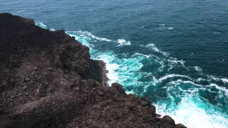Wellen-Schlagen-Gegen-Schroffe-Felsige-Meeresklippen-Bei-Miradouro-Da-Ponta-Do-Queirom,-Insel-Terceira-–-Drohnenschuss