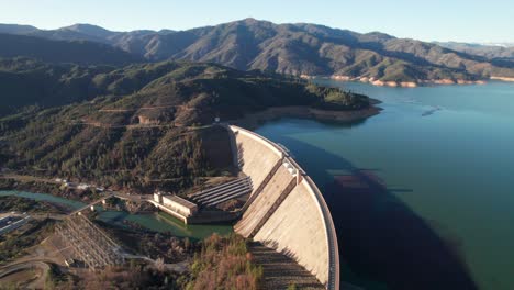 Massive-hydro-dam-and-power-plant-in-Northern-California,-clean-energy