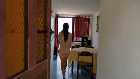 Mujer-Saliendo-Al-Balcón-De-Una-Habitación-De-Hotel-Para-Ver-El-Hermoso-Paisaje-Marino