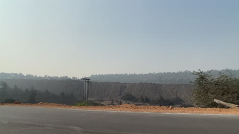 Residuos-De-La-Minería-Del-Carbón-En-La-Carretera-En-India