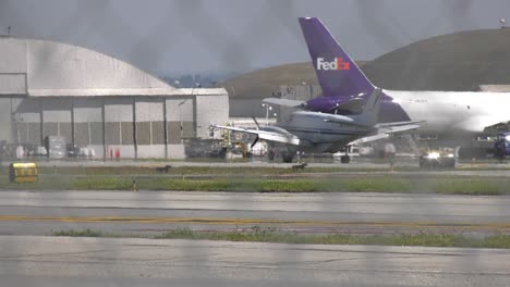 Flugzeug-Landet-Auf-Langer-Landebahn