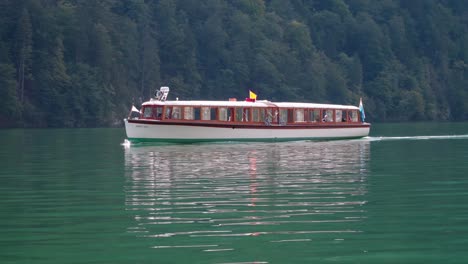 Königssee-Elkektro-Motorboot-Fährt-An-Einem-Ruhigen,-Sonnigen-Sommertag-Vorbei