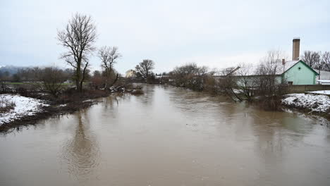 Flussüberschwemmung-In-Den-Überschwemmungsgebieten-Im-Europäischen-Winter