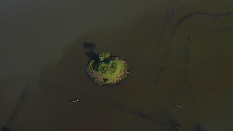 Fliegen-Von-Einer-Winzigen-Insel-Mit-Vorbeifahrenden-Kleinen-Fischerbooten-In-Bangladesch