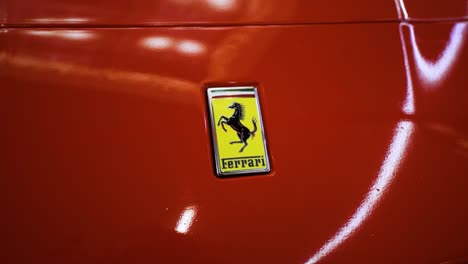 Primer-Plano-Del-Logotipo-De-Ferrari-En-El-Nuevo-Coche-Deportivo-Rojo-De-Lujo