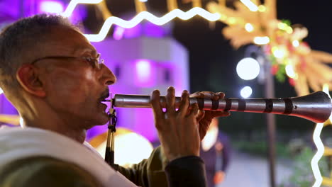 Un-Anciano-Oriental-Tocando-El-Oboe-En-Una-Ceremonia-De-Boda-Egipcia-Oriental-Desde-Un-Lado---Tiro-Cercano