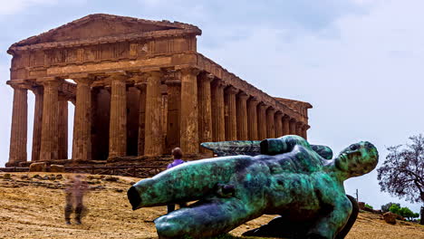 Vor-Dem-Concordia-Tempel-Liegt-Eine-Bronzestatue-Des-Ikarus---Zeitraffer