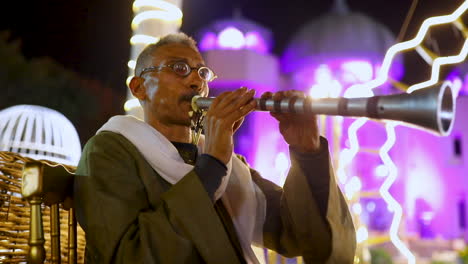 Ein-Alter-Orientalischer-Mann-Spielt-Oboe-Bei-Einer-Orientalischen-ägyptischen-Hochzeitszeremonie-–-Mittlere-Aufnahme