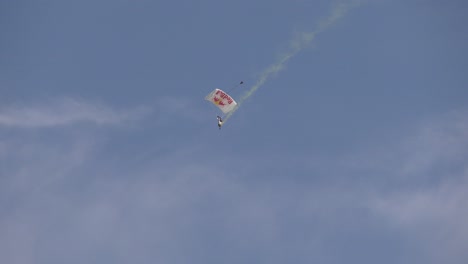 Paracaidista-Cayendo-Al-Suelo-En-El-Espectáculo-Aéreo