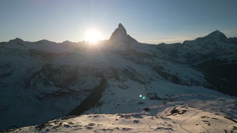 Erstaunliche-Luftaufnahme-Der-Ikonischen-Matterhorn-Landschaft,-Während-Die-Sonne-Hinter-Dem-Berg-Untergeht
