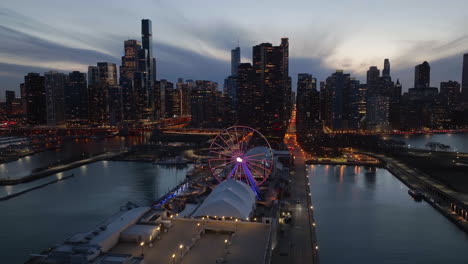 Luftaufnahme-Rund-Um-Das-Centennial-Wheel-Am-Navy-Pier,-Abenddämmerung-In-Chicago,-USA