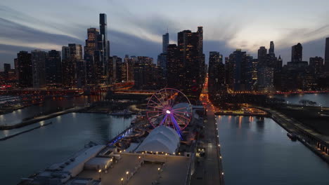 Vista-Aérea-Alrededor-De-La-Rueda-Del-Centenario-En-El-Muelle-De-La-Marina,-Anochecer-En-Chicago,-Estados-Unidos