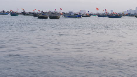 Dolly-Aufnahme-Entlang-Der-Küste-Von-Da-Nang-Mit-Fischern,-Die-Aufs-Meer-Hinausfahren