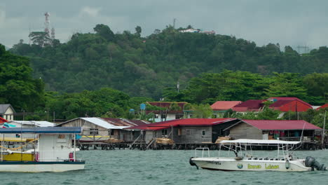 Antiguas-Casas-De-Madera-Sobre-El-Agua-En-El-área-De-La-Bahía-Del-Distrito-De-Kampung-Tanjung-Aru-Lama,-Casas-De-Personas-Con-Bajos-Ingresos-En-Kota-Kinabalu