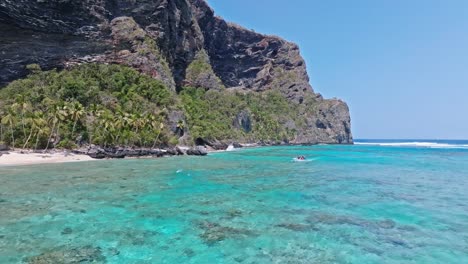 Ein-Touristenboot-Erreicht-Einen-Geheimen-Und-Abgelegenen-Tropischen-Strand-In-Der-Karibik