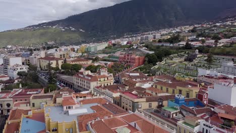Panorama-Luftaufnahmen-Von-Puerto-De-La-Cruz,-Einer-Kleinen-Stadt-Auf-Der-Insel-Teneriffa,-Die-An-Der-Meeresküste-Liegt