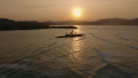 Malerischer-Sonnenuntergang-Auf-Der-Insel-über-Dem-Strandresort-El-Cayito,-Las-Galeras-In-Der-Dominikanischen-Republik