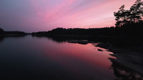 Luftüberführungsfelsen-In-Richtung-Küste-Bei-Rosafarbenem-Sonnenuntergang,-Schweden