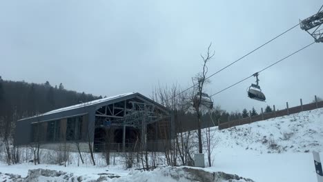 Estación-De-Elevación-Gris-En-Invierno-Al-Final-De-La-Temporada-De-Esquí