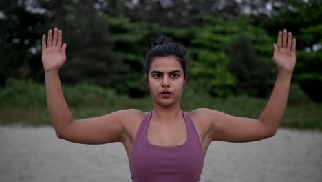Hübsches-Indisches-Fitness-Mädchen,-Das-In-Der-Abenddämmerung,-Im-Morgengrauen-Und-In-Der-Nähe-Armübungen-Im-Freien-Macht